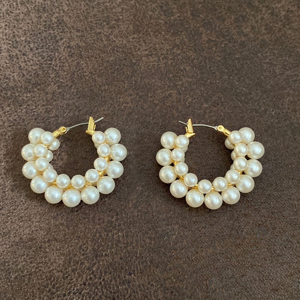 J Crew Pearl moon stud earrings BD977